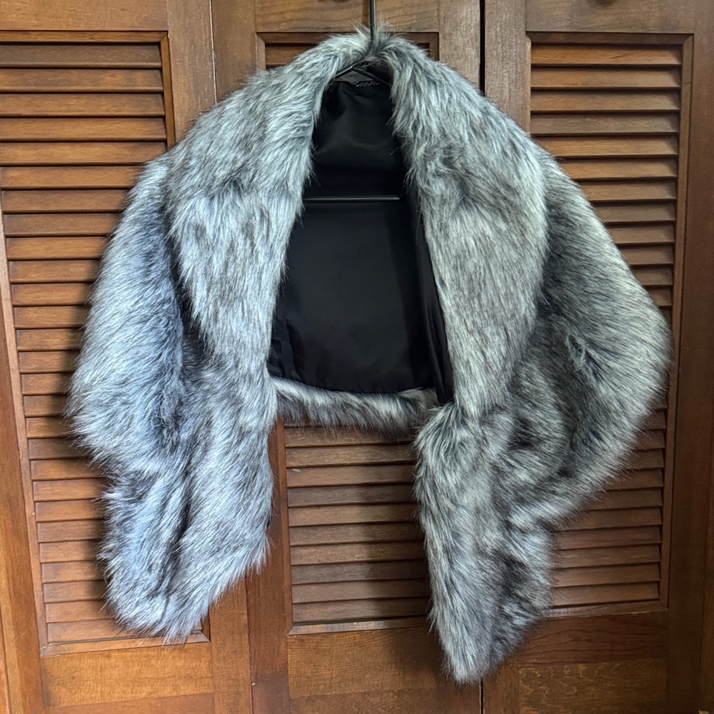 Elegant Faux Fur Shawl in Gray